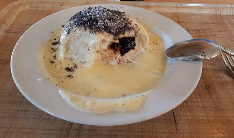 Germknödel with vanilla sauce, cut open