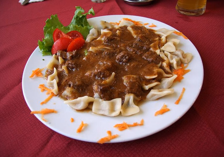 Idrijski žlikrofi with goulash