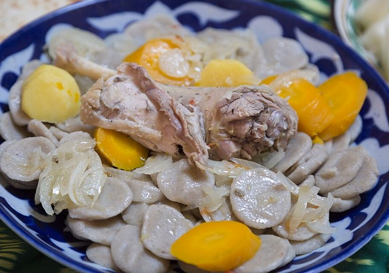 Karakalpak júweri gúrtik with poultry, potato and carrot