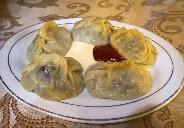 Steamed Kazakh manty with sour cream and sauce