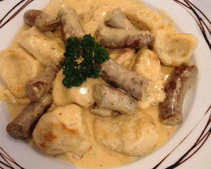 Kniddelen with wine sausage in mustard sauce