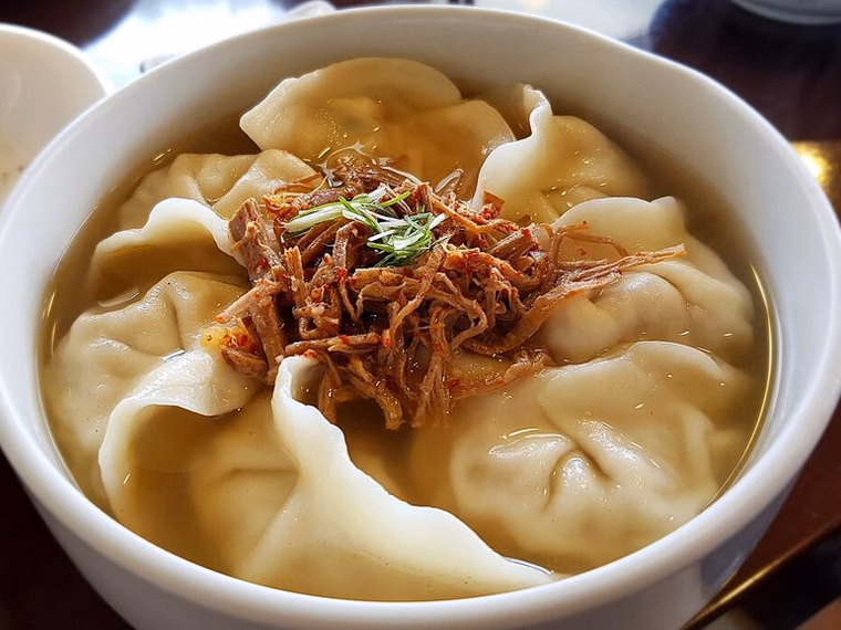 Manduguk: mandu in clear beef broth