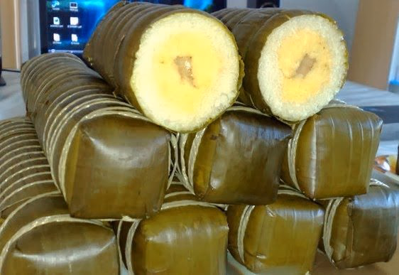 Num ansom cut open to show sticky rice and banana