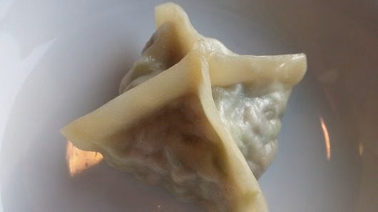 A square pyeonsu dumpling