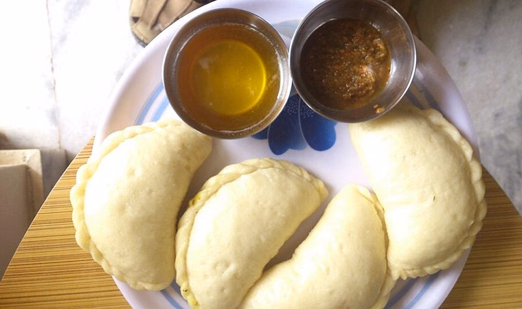 Steamed siddu with ghee and chutney
