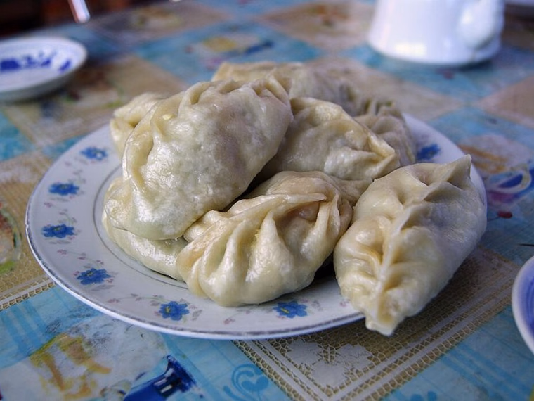 Steamed Tibetan momo piled on a plate in Xiahe